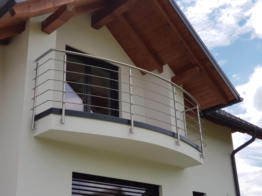 Inox ograja z belo fasado in antracit okna