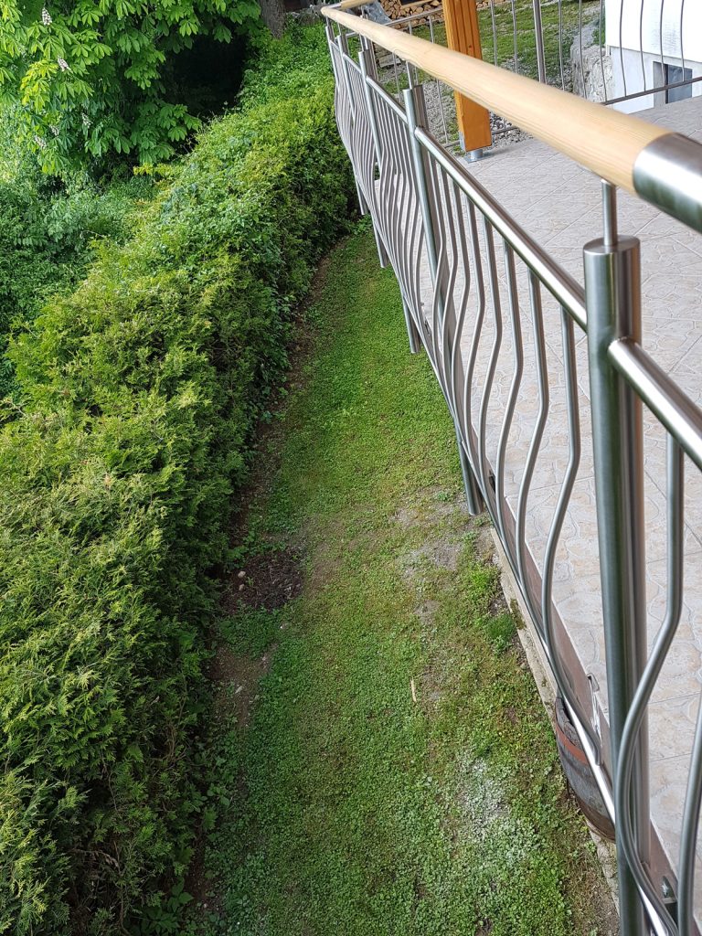 Inox ograja v kombinecijo z lesenim ročajem