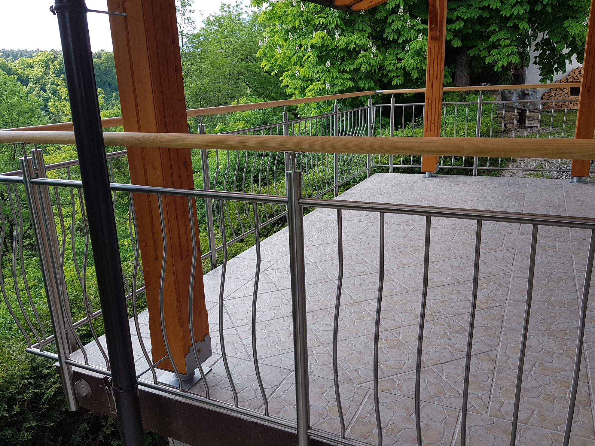 Balkonska-inox-ograja-v-kombinaciji-z-lesom-na-ročaju-za-teraso Lesen ročaj in inox ograja spodaj - klasično