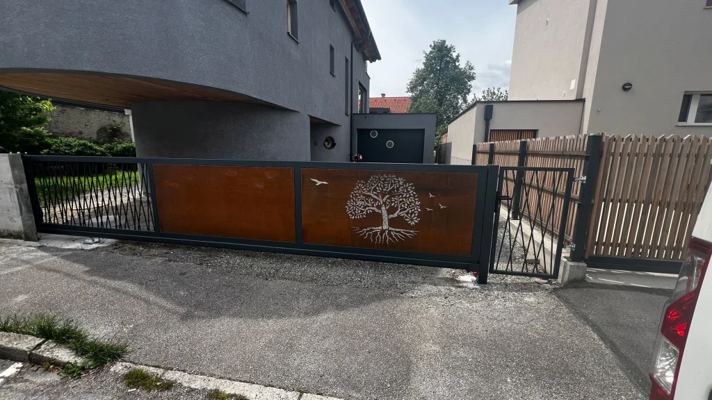Samonosna Drsna dvoriščna vrata za avto