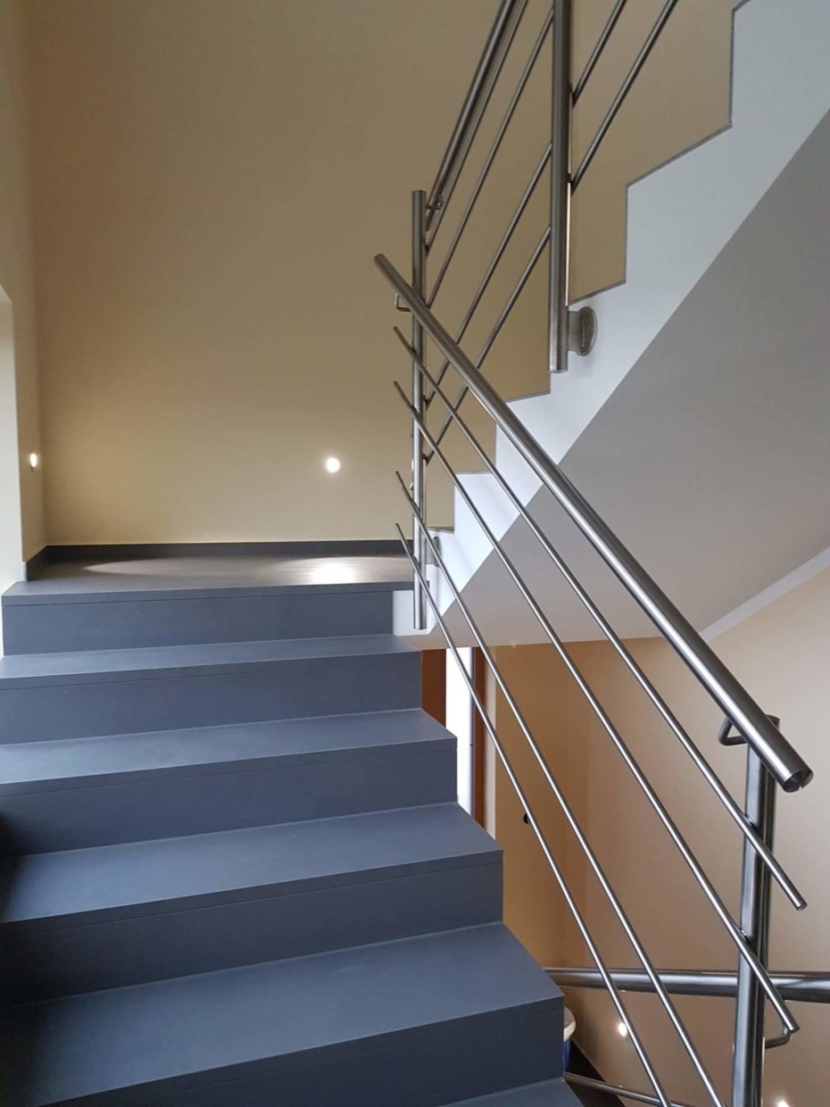 stopnice ograja inox večnadstropno poslopje