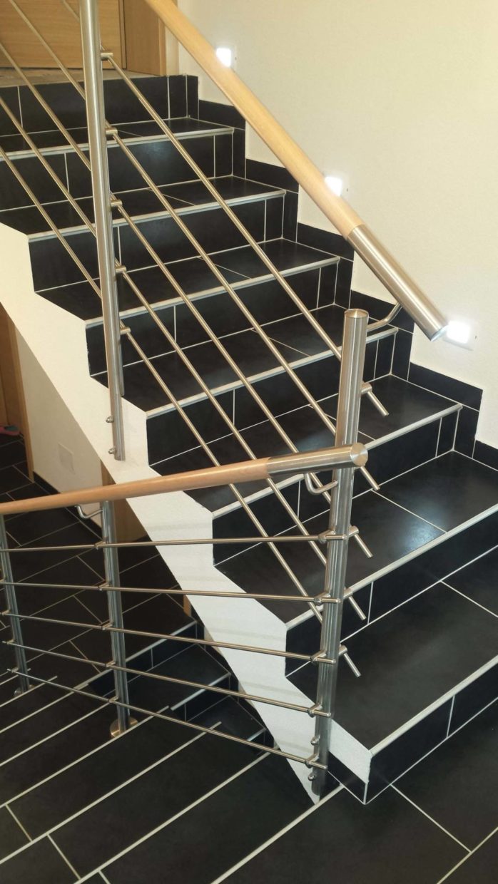 inox ograja za stopnice v kombinacija les. Siva ograja