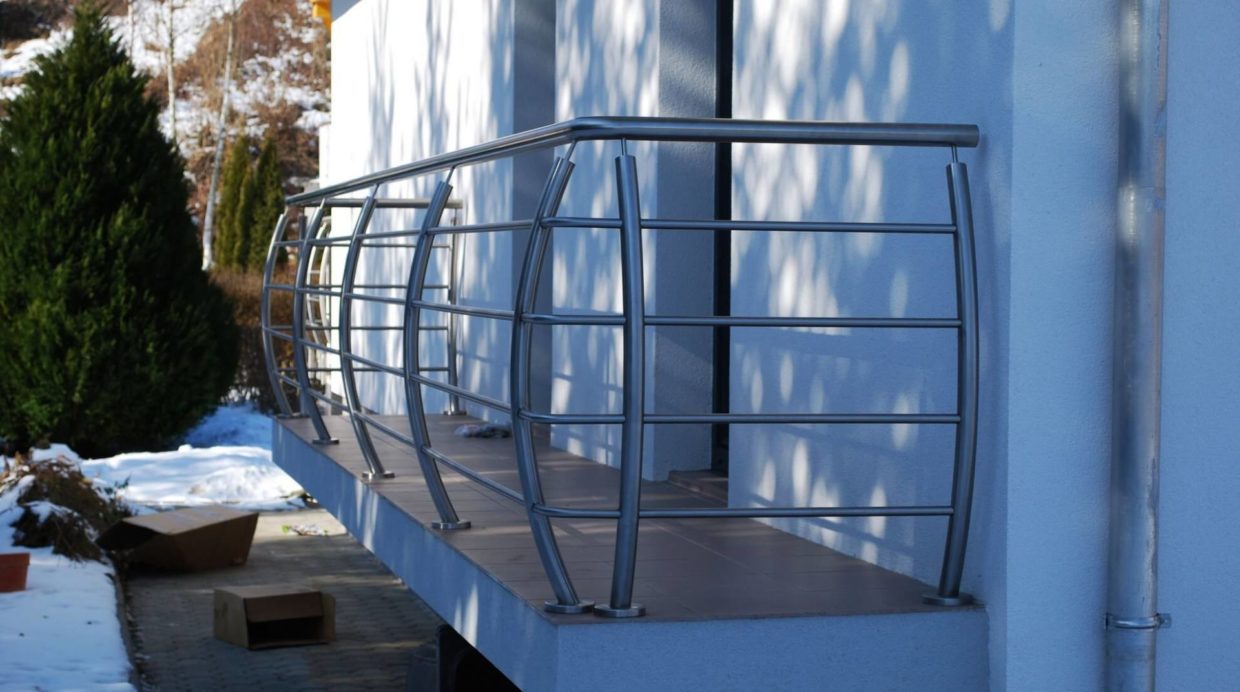 Inox ograja z zaobljenim izgledom na balkonu
