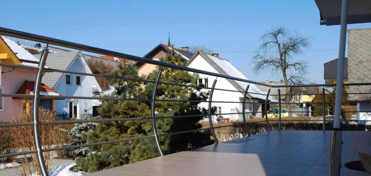 Zaokrožena inox ograja na balkonu