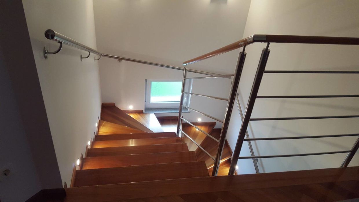 Notrana inox ograja z lesenimi detajli na ročaju