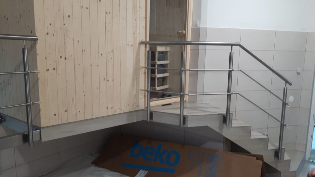 Zunanje inox ograje za stopnišče pred vhodom v zgradbo lahko tudi poslovno