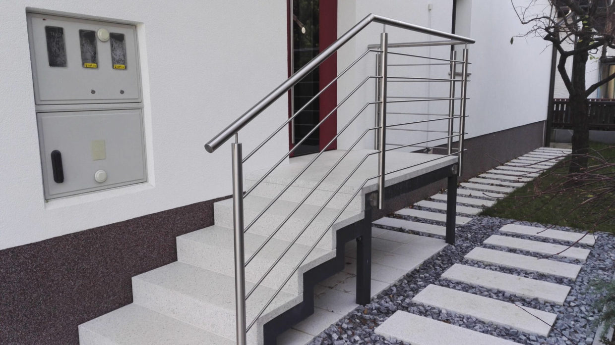 Stopniščna ograja inox pred vhodnimi vrati