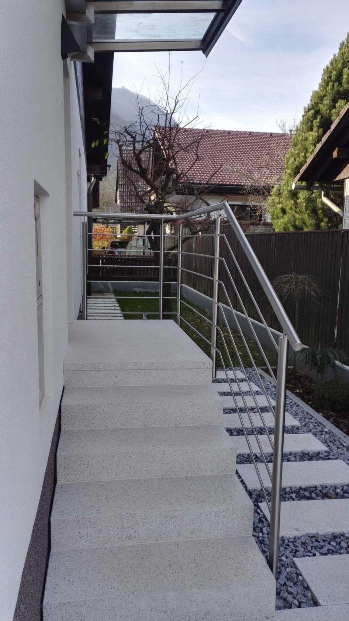 Stopniščna zunanja ograja pred vhodom v hišo