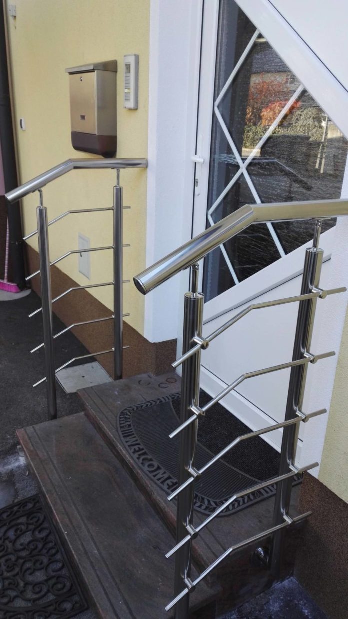 Zunaje inox ograja pred vhodom