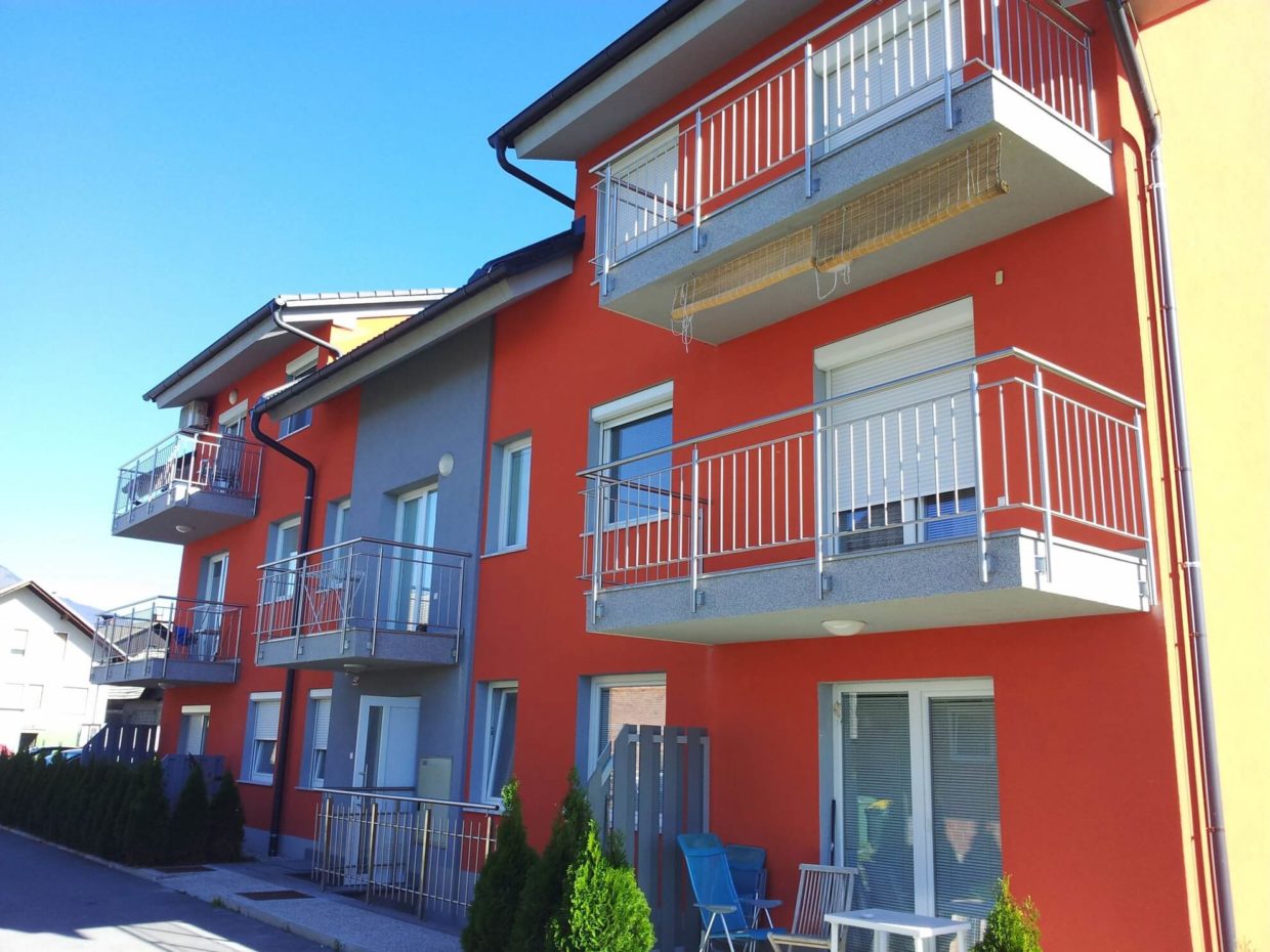 Vrstna hiša ograja inox za balkon