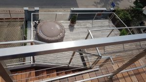 Moderna inox ograja z lesenimi stopnicami