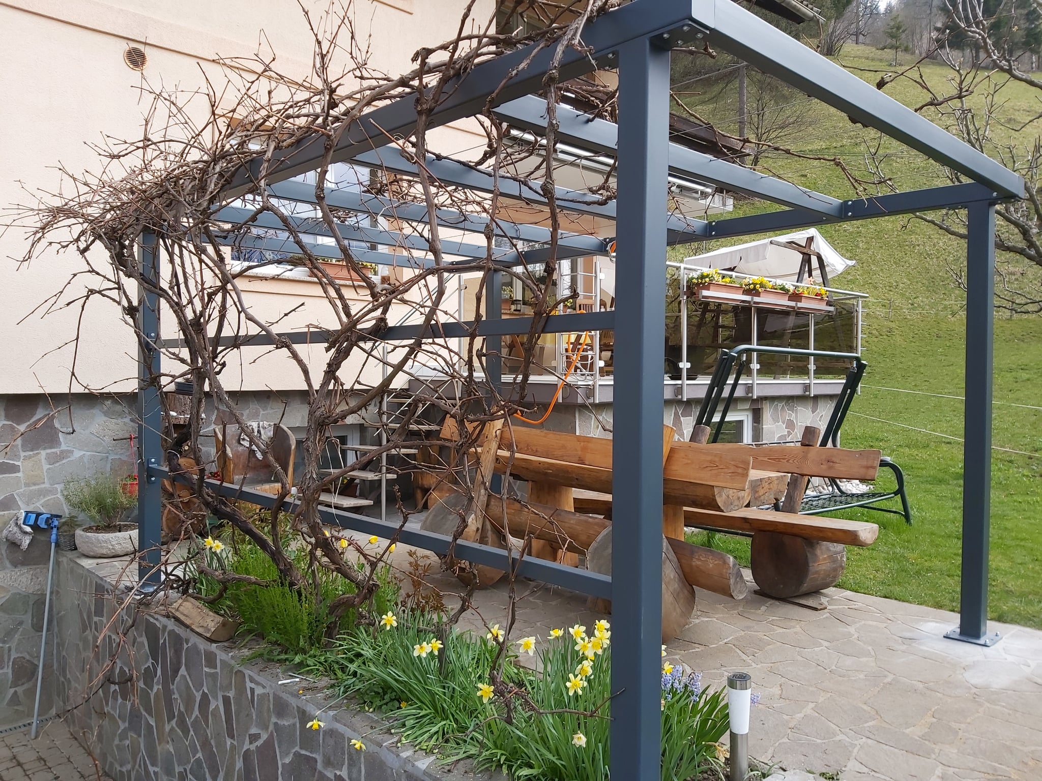 Nadstrešek - pergola za trto ogrodje