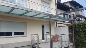 Nadstrešek s steklom matiranim po meri izdelava Nadstrešek s steklom matiranim po meri izdelava