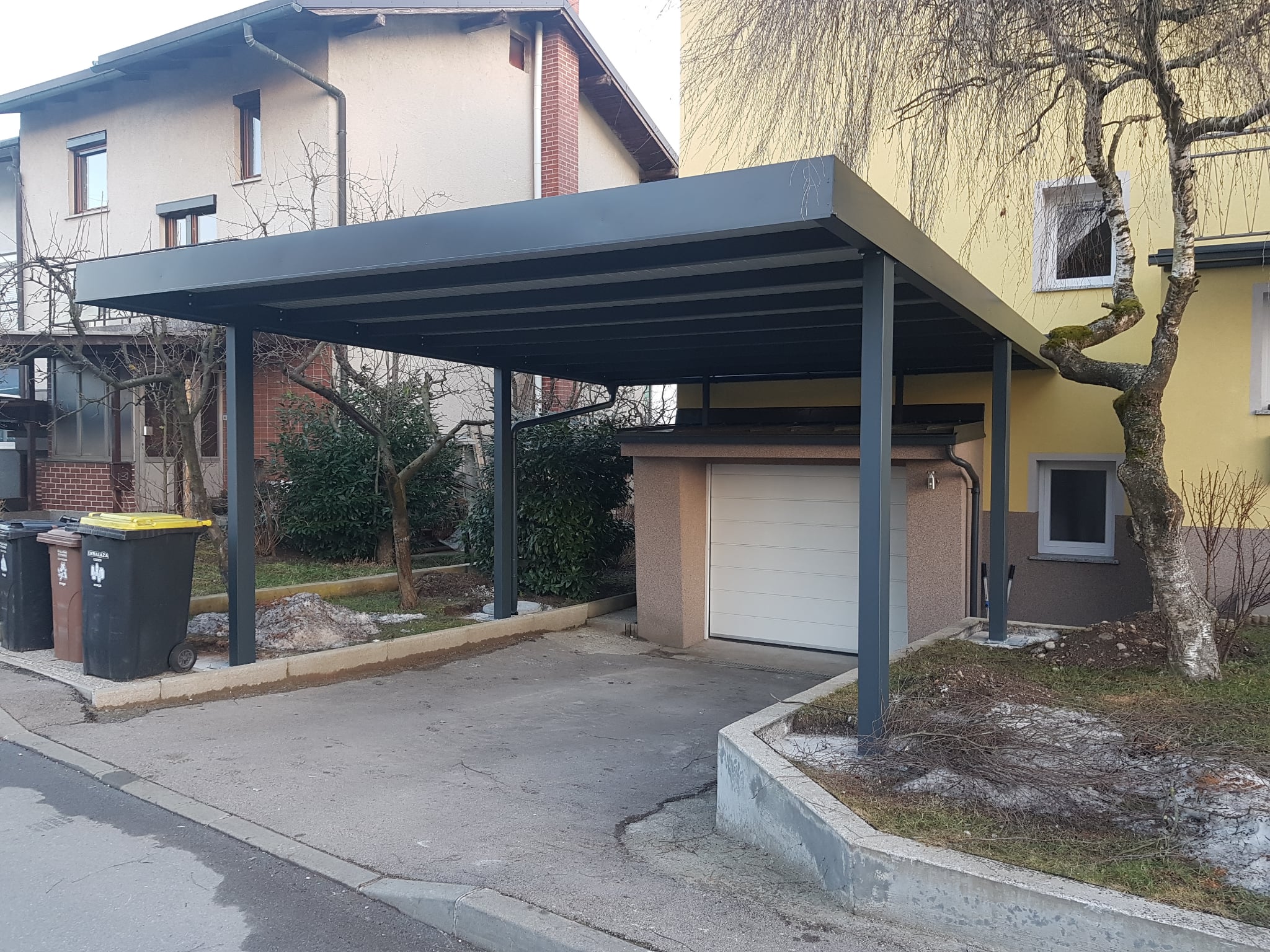 Nadstrešek za avtomobil - pred garažo