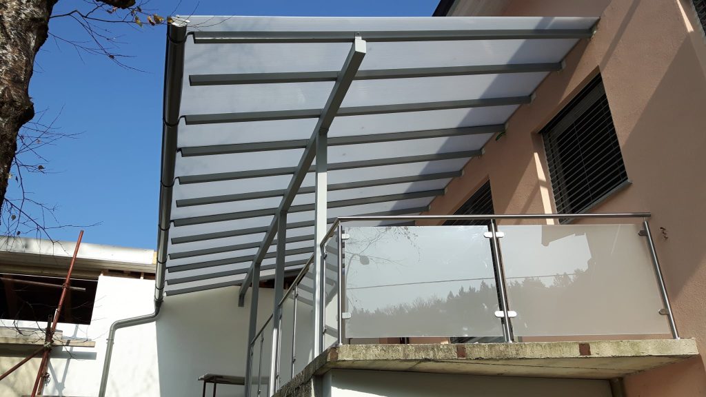 Nadstrešek za balkon z inox ograjo s belim matirami steklom