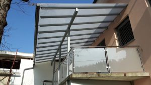 Nadstrešek za balkon z inox ograjo s belim matirami steklom Nadstrešek za balkon z inox ograjo s belim matirami steklom