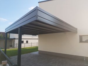 Nadstrešek za teraso pritrjen na hišo Nadstrešek za teraso pritrjen na hišo