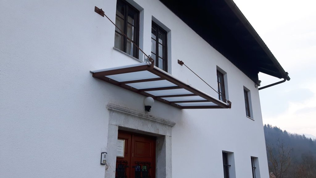 Nadstrešek za vhodna vrata brez drogov