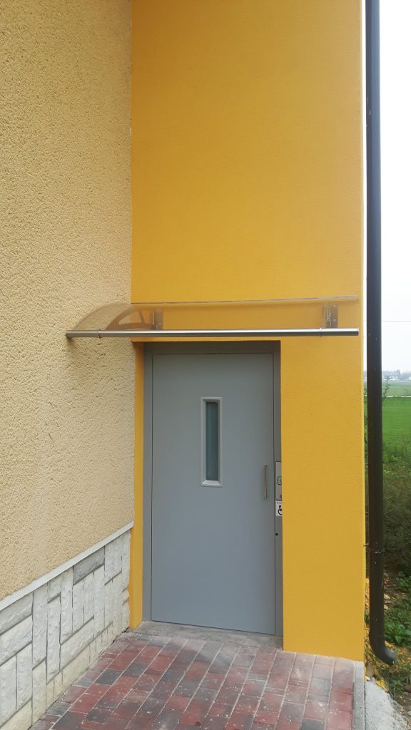 Nadstrešek za vhodna vrata s steklom