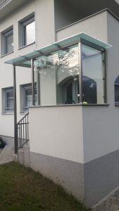 Nadstrešek za vhodne stopnice in vrata ter vetrobransko steklo Nadstrešek za vhodne stopnice in vrata ter vetrobransko steklo
