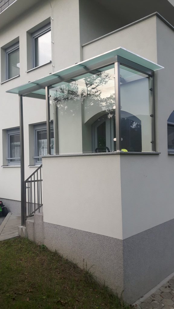 Nadstrešek za vhodne stopnice in vrata ter vetrobransko steklo