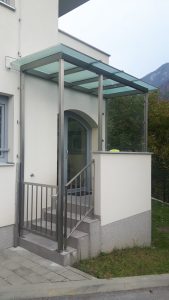 Nadstrešek za vhodne stopnice in vrata ter vetrobransko steklo z ograjo in vrata Nadstrešek za vhodne stopnice in vrata ter vetrobransko steklo z ograjo in vrata