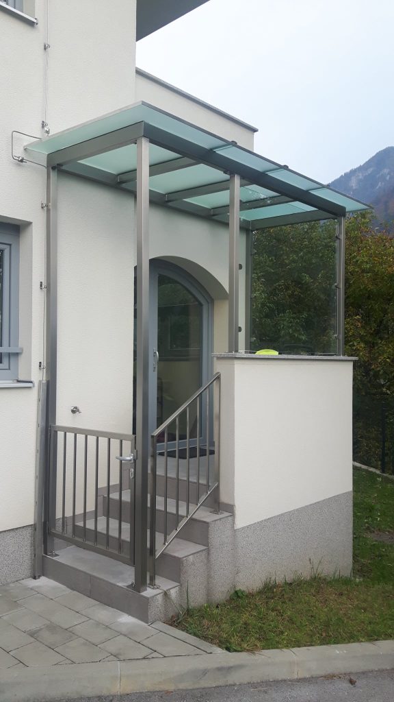 Nadstrešek za vhodne stopnice in vrata ter vetrobransko steklo z ograjo in vrata