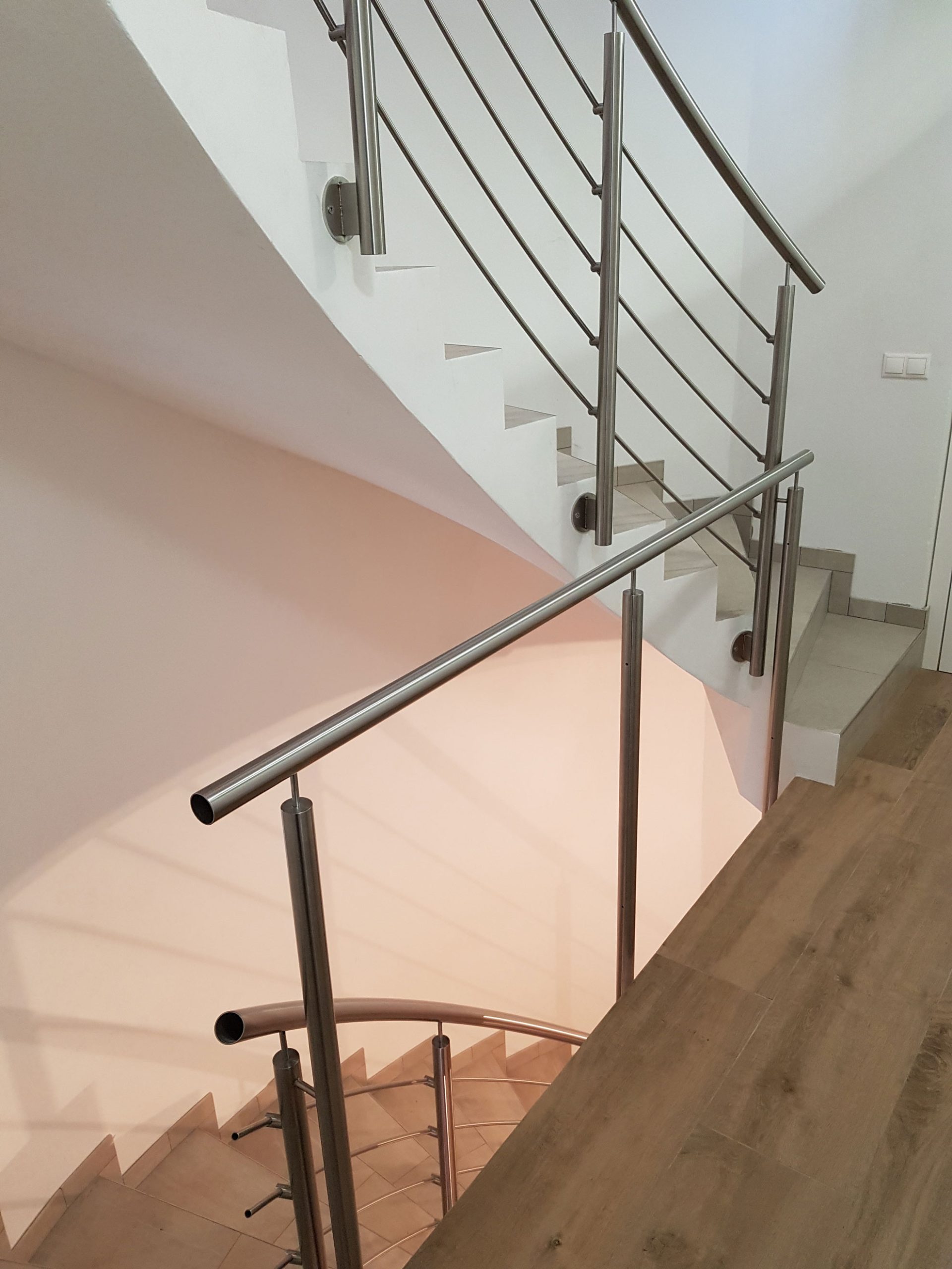 Notranja-stopniščna-ograja-celotna-inox Notranja stopniščna alu ograja (inox) - tla oreh