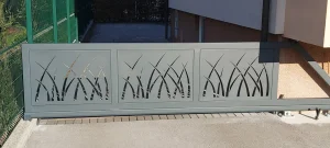 Dvoriščna vrata z unikatnim izrezom v pločevini