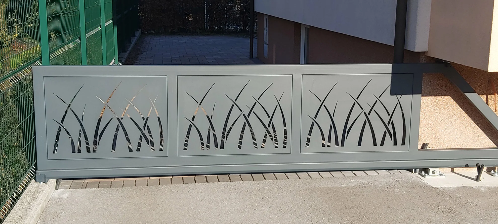 Samonosna-dvoriščna-vrata-z-laserskim-izrezom-trave