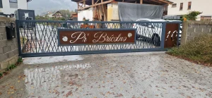 Unikatna Samonosna dvoriščna vrata-z-unikatnim-napisom