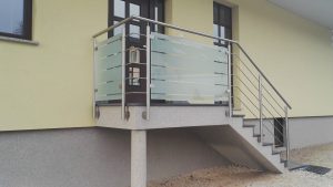 Steklena ograja 11 Zunanja steklena stopniščna ograja iz inoxa
