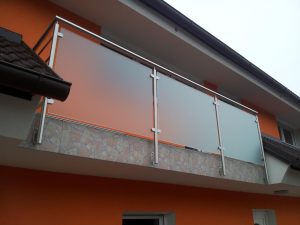 Steklena ograja 32 steklena balkonska ograja s stebrički