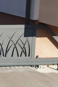 Zakaj kupiti samonosna dvoriščna vrata