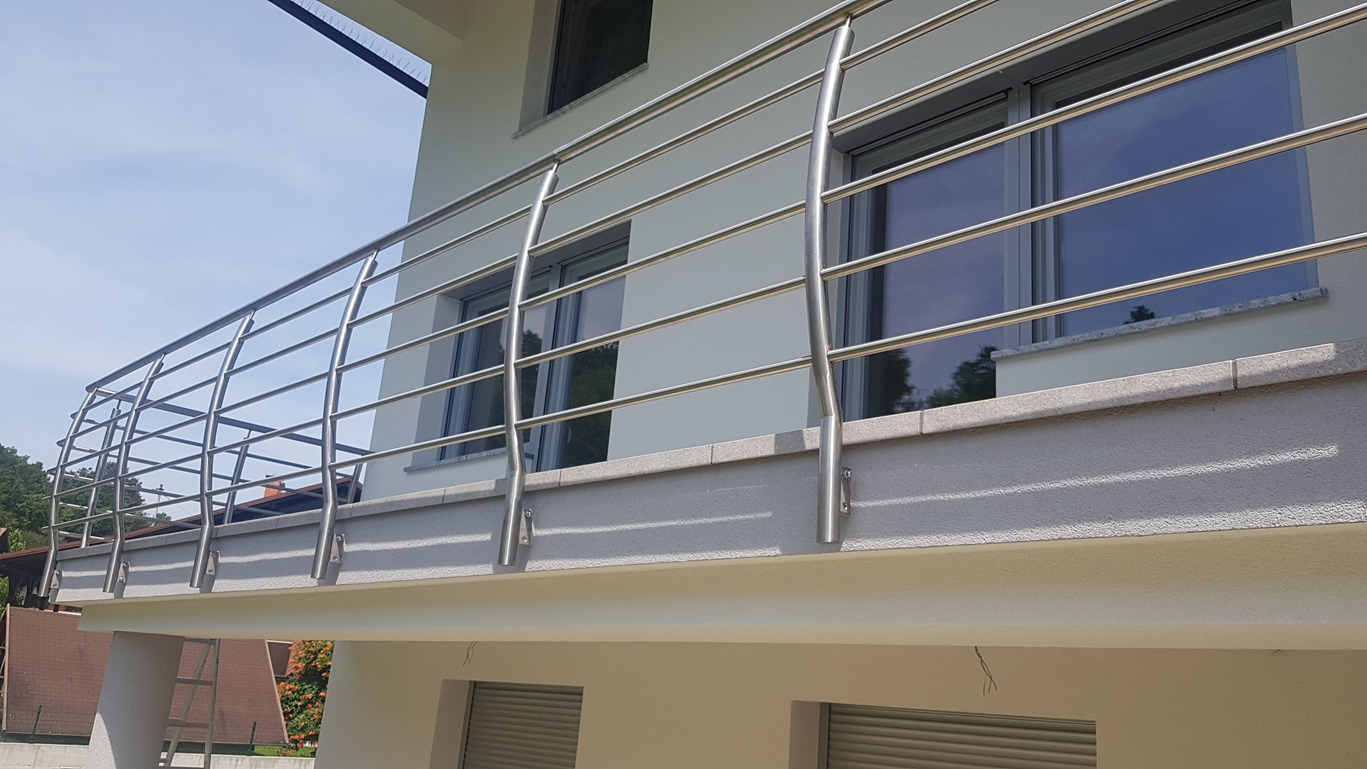 Zakrivljena-balkonska-inox-ograja Zunanje alu ograje za balkone. Inox po dolgem ožje lamele spodaj širša za ročaj