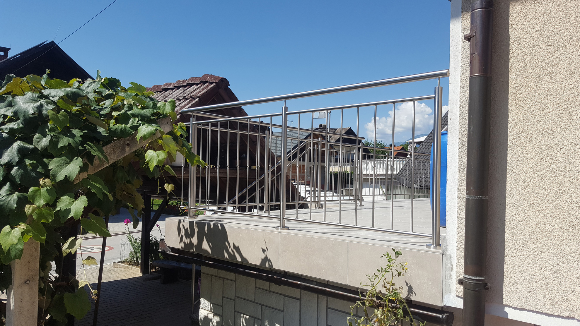 Zunanja-ograja-iz-inoxa-za-balkon-dvorisce Inox ograja s pokončnimi tanšimi lamelami cela alu