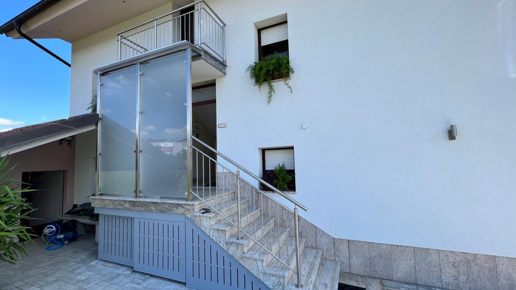 Inox ograja za stopnice pred vhodnimi vrati hiše