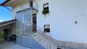 Zunanja-stopniscna-klasicna-inox-ograja Inox ograja za stopnice pred vhodnimi vrati hiše