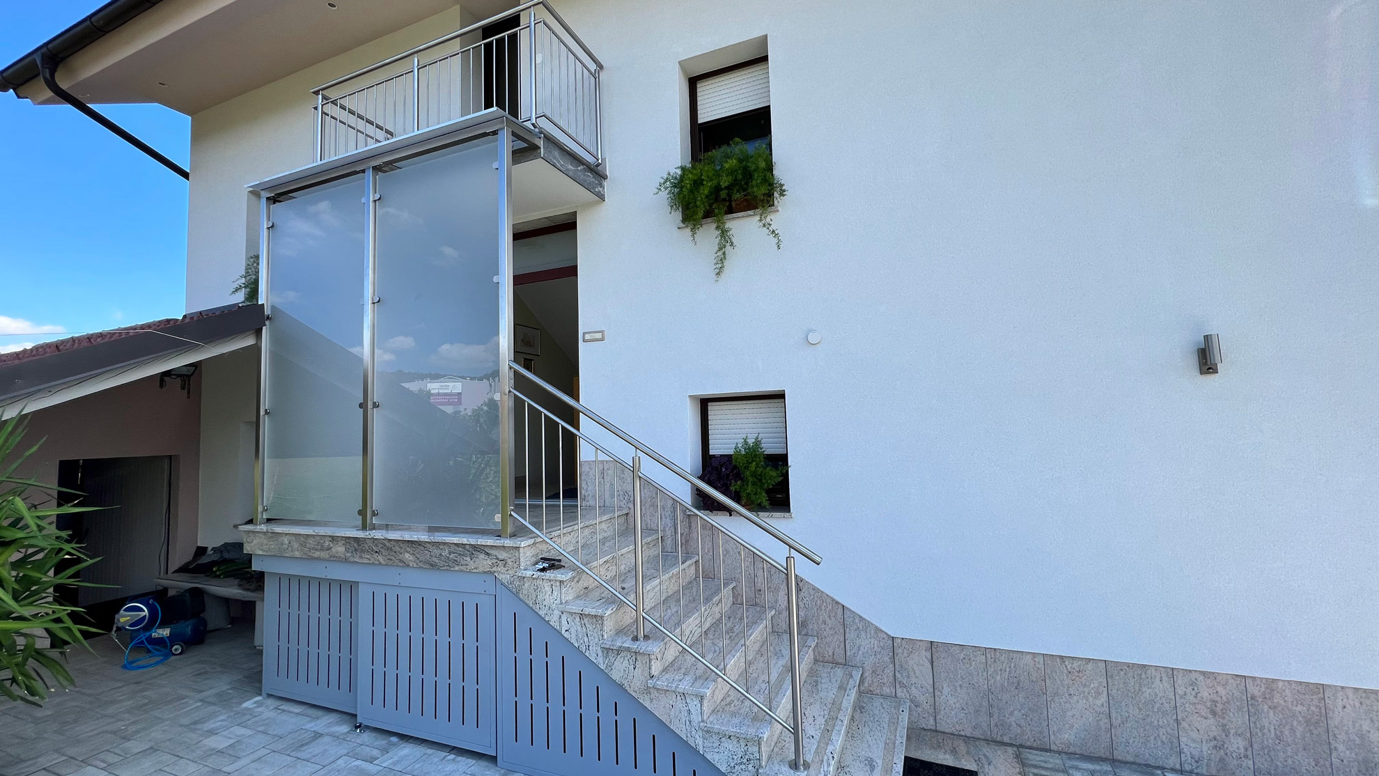 Zunanja-stopniscna-klasicna-inox-ograja Inox ograja za stopnice pred vhodnimi vrati hiše