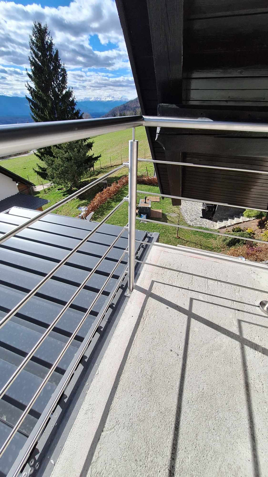 balkonska-inox-ograja-2025 Inox ograja s črno straho