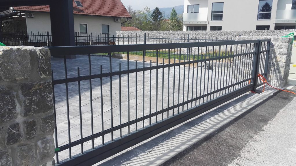 Dvoriščna vrata brez tirnice