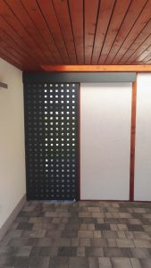 dvoriščna vrata z  luknjami