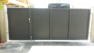 dvoriščna vrata za avtomobil in krilo za vstop peš