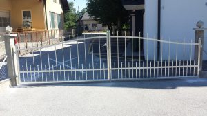 krinlna dvoriščna vrata alu