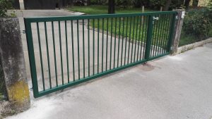 Zelena samonosna vrata za avtomobil