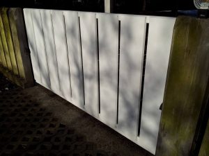 Bela dvoriščna vrata samonosna ki zaprejo poglede