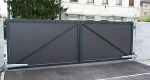 Krilna dvoriščna vrata za vhod z avtom