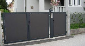 Zasebna dvoriščna vrata z električnim zapiralom 