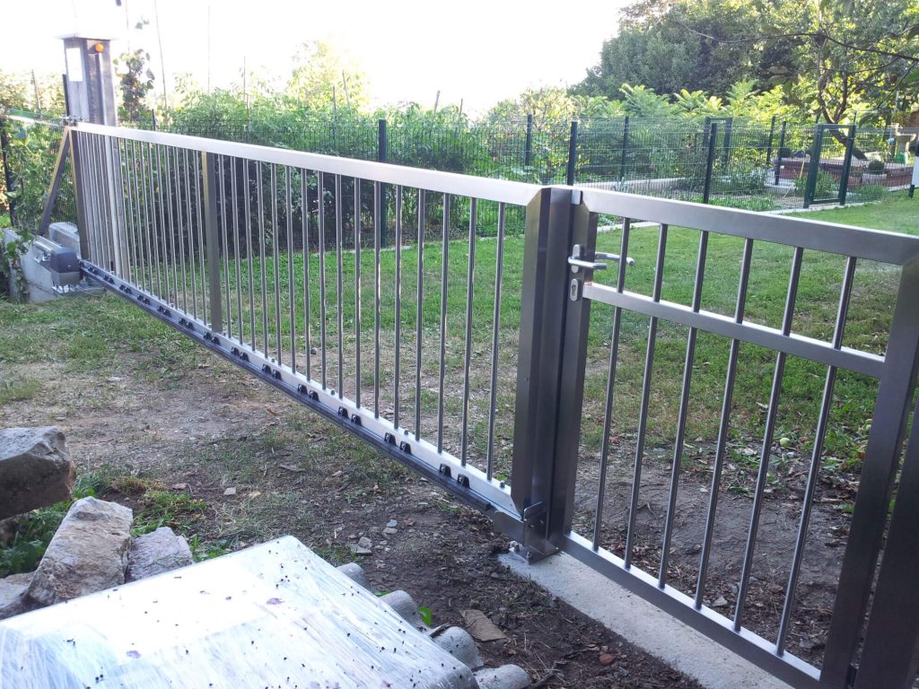 Samonosna vrata za vhod v dvorišče z avtom