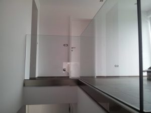 Steklena ograja 31 notranja steklena ograja brez roba